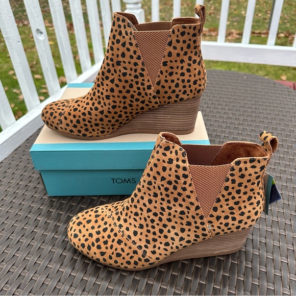 Toms Shoes Toms Kelsey Wedge Animal Print Bootie Size 2 Womens